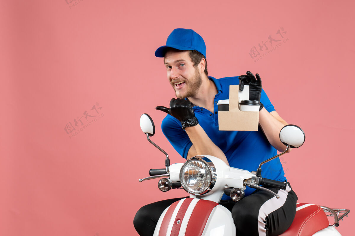 运动正面图身着蓝色制服的男快递员拿着咖啡骑着粉色的工作快餐工人送货工作自行车粉色工人高尔夫