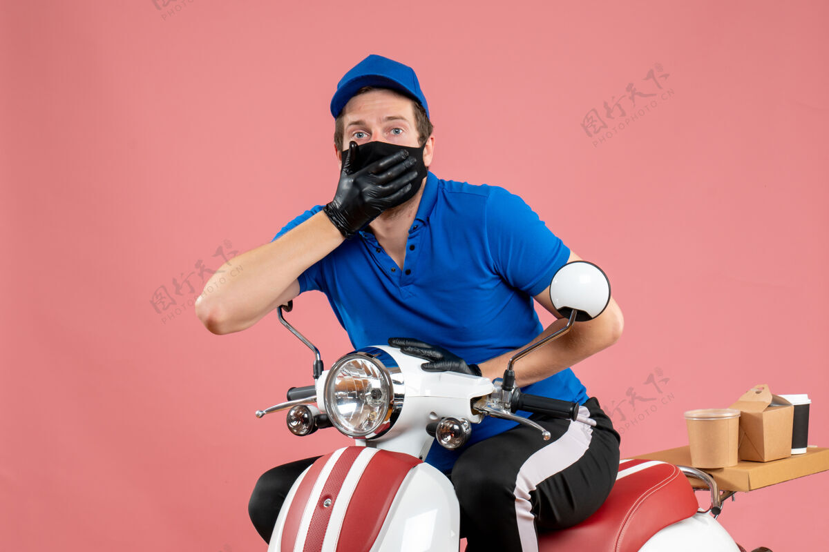 病毒正面图：身穿蓝色制服 戴着粉色口罩的男性快递员服务的快餐车男人服务球