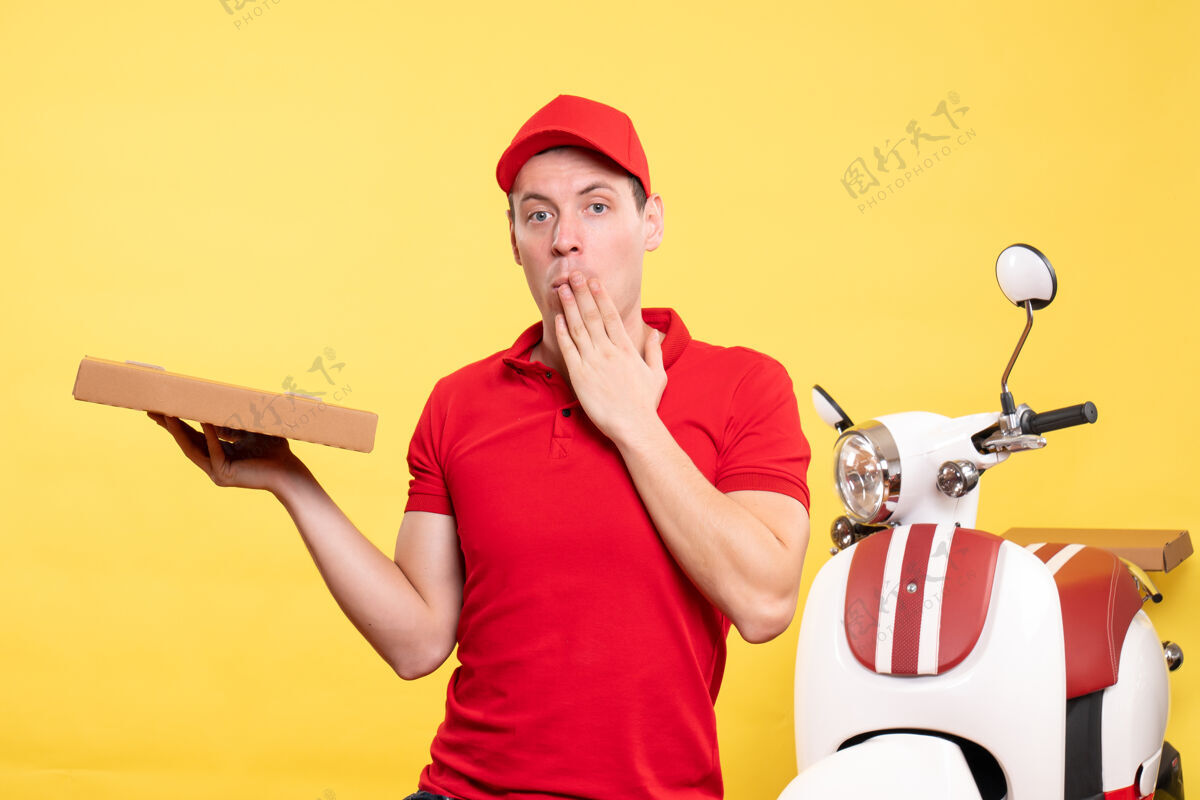 帅哥正面图男性快递员拿着披萨盒上黄色的工作服快递工制服自行车颜色成人制服自行车