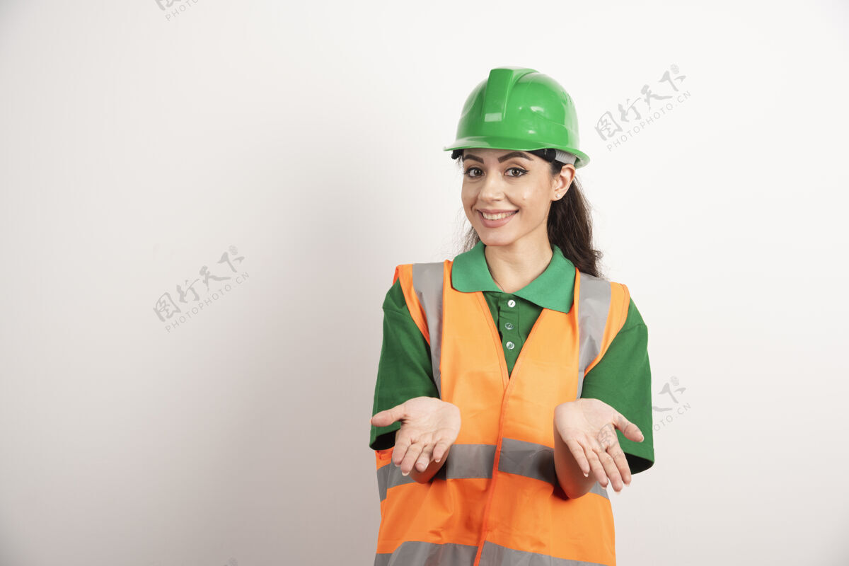 企业穿着制服和头盔的年轻女建筑师高质量的照片建筑师建筑商肖像
