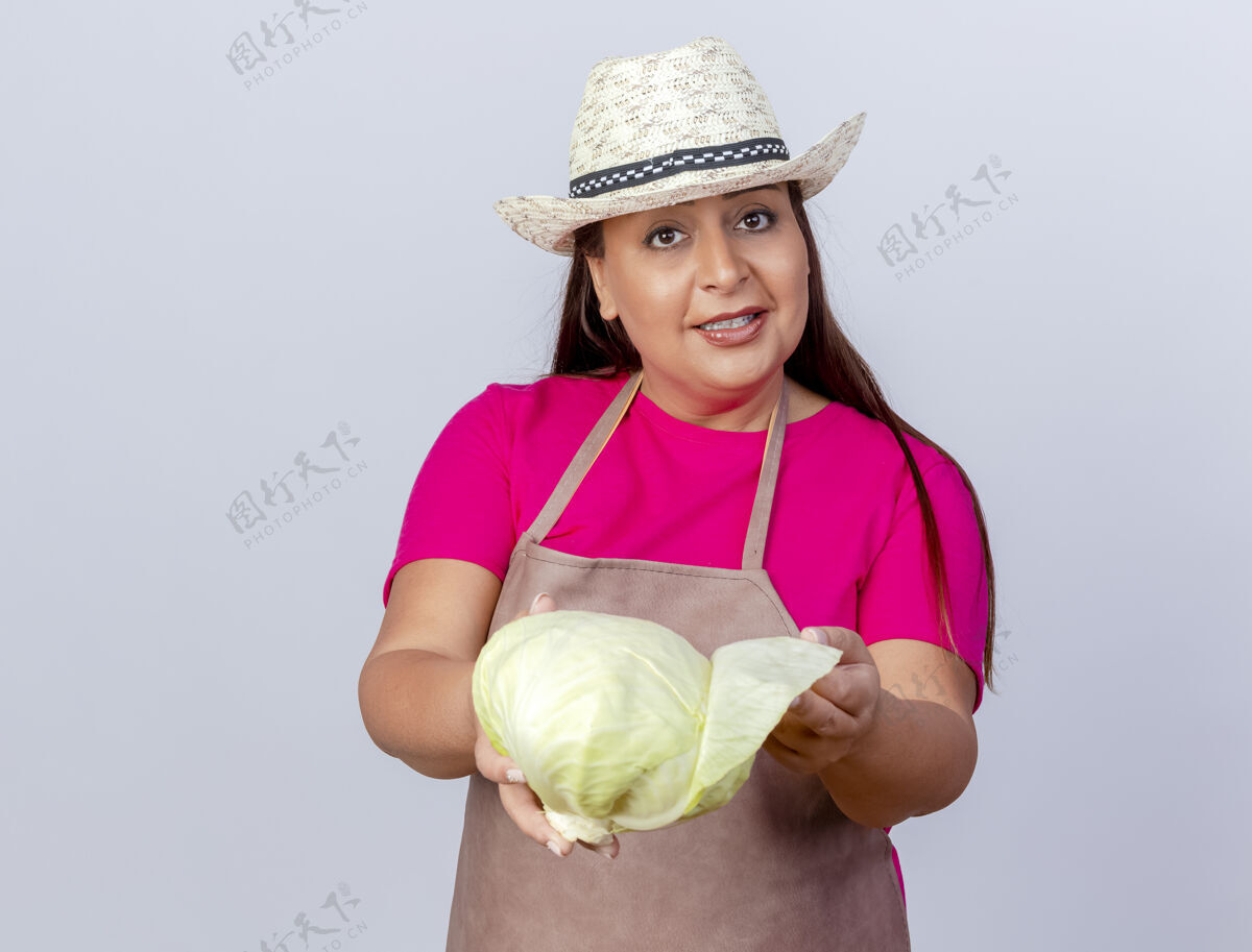 年龄围裙戴帽子的中年园丁 脸上露出洋白菜的微笑微笑卷心菜表演
