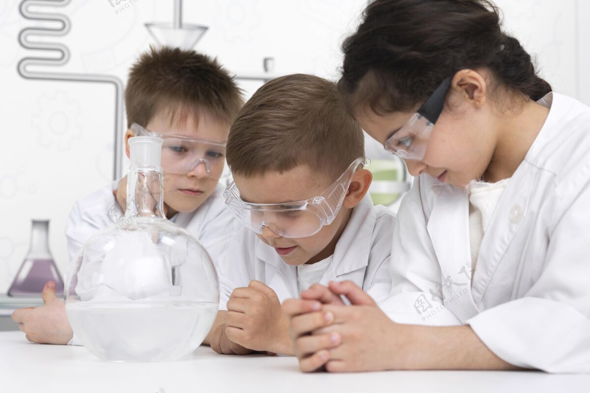化学学生们在学校做化学实验教育实验安全