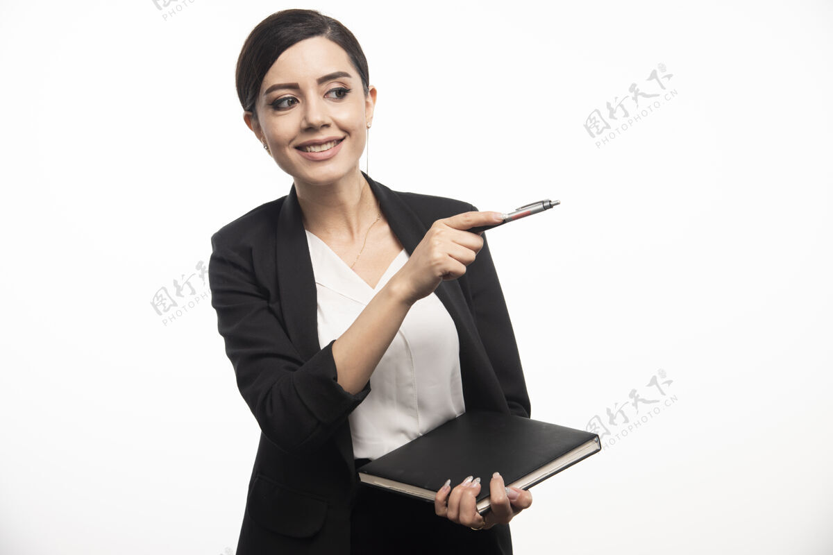 公司快乐的女人与白色背景上的笔记本合影高质量的照片女商人临时工办公室职员