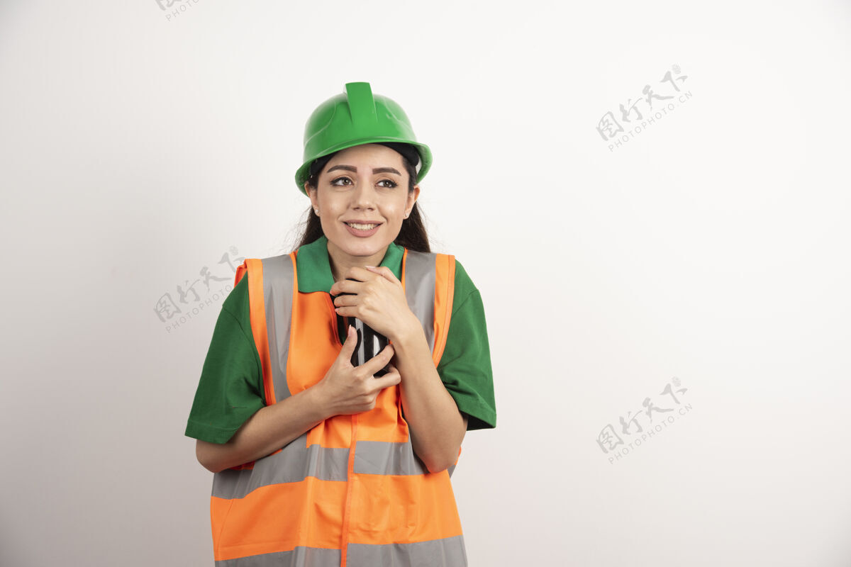 开发年轻的女建造师拿着黑色的杯子高质量的照片安全帽建设者女