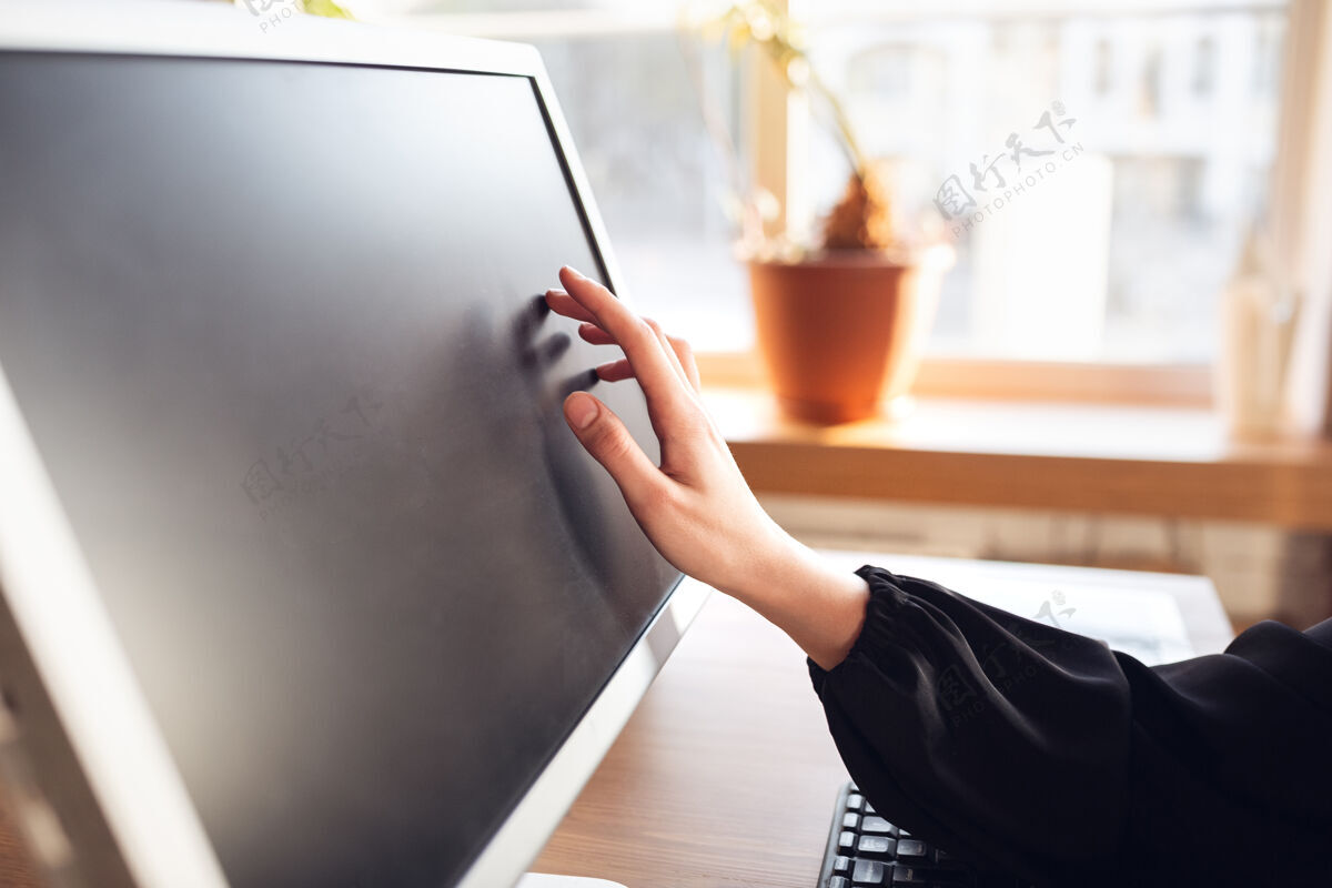 电脑触摸空白屏幕穿着商务装的白种人年轻女子在办公室工作女性女性年轻人