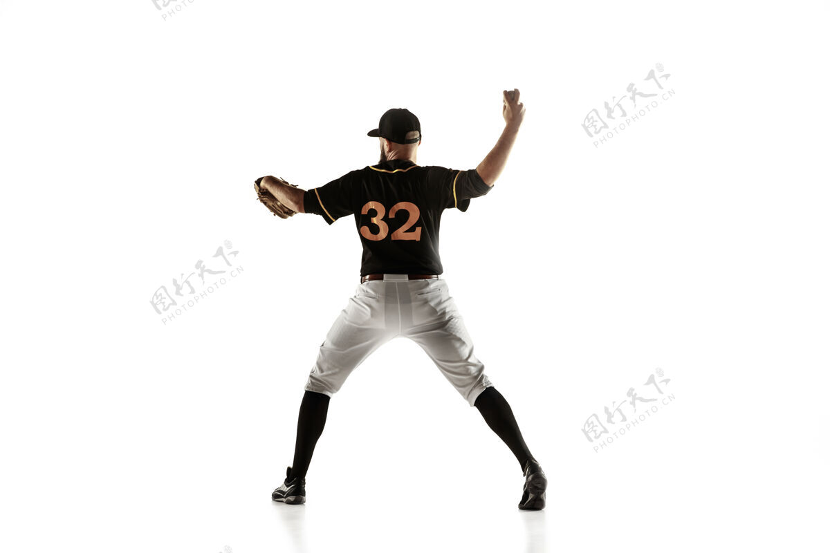 帽子穿着黑色制服的棒球运动员在白色背景下练习和训练复制空间黑色美式