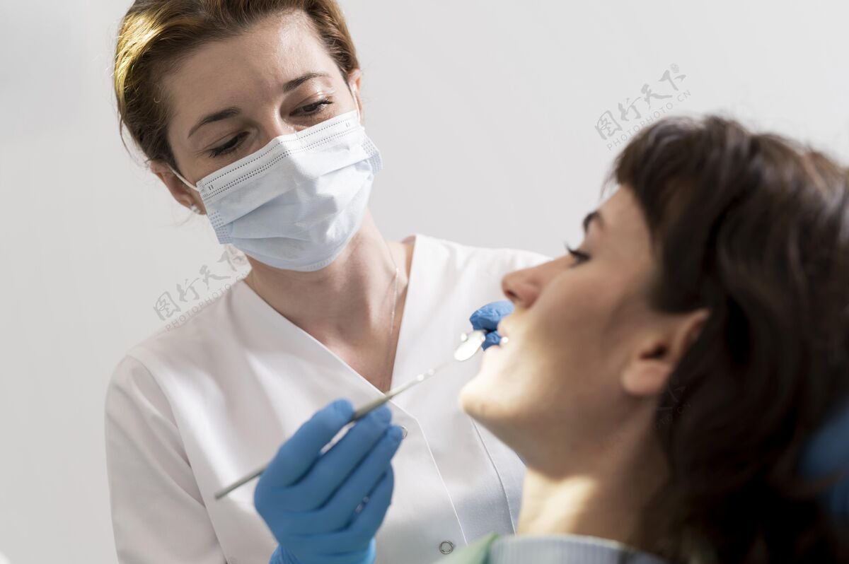 水平年轻的女病人在正畸医生那里做牙科手术医疗职业乳胶手套