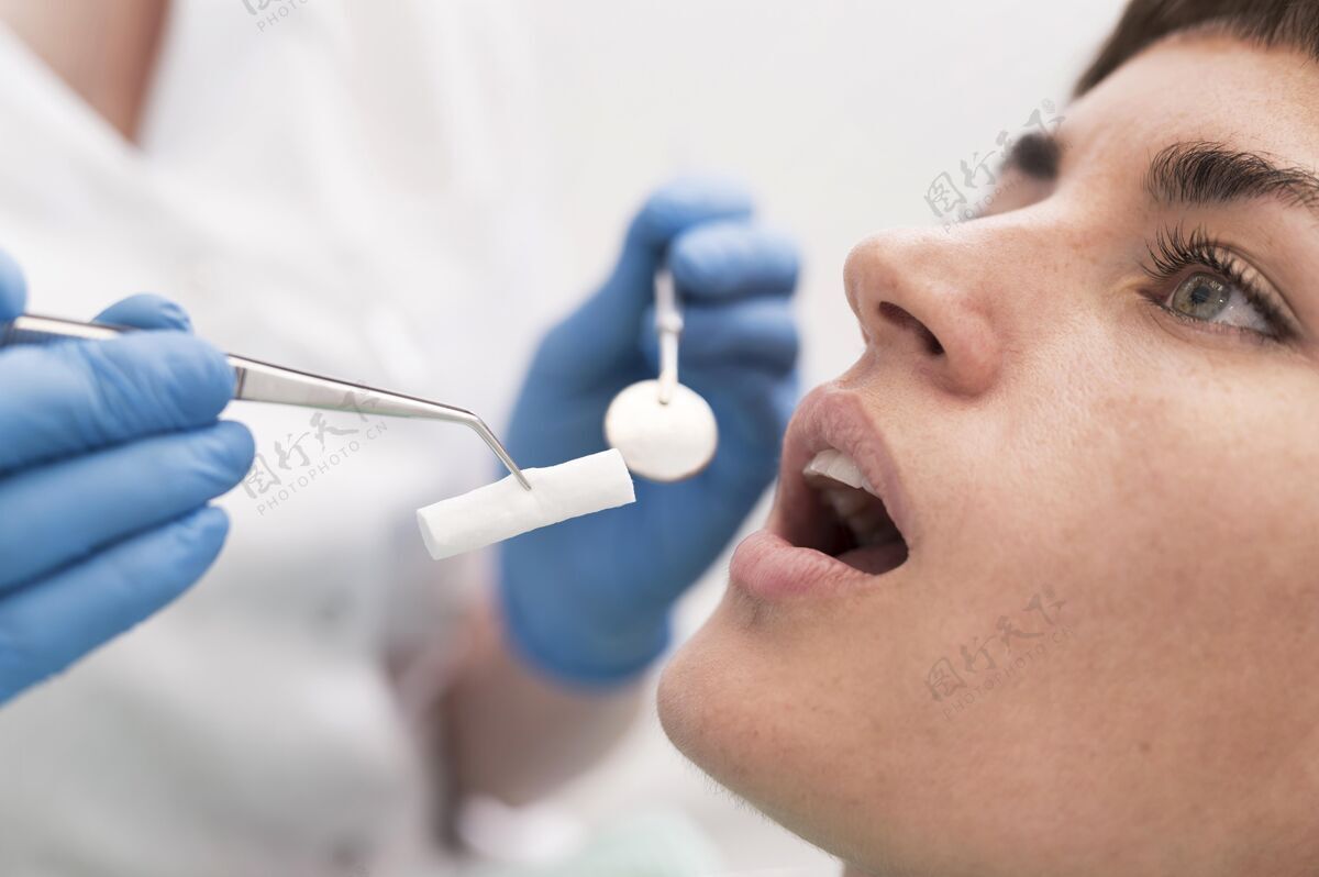 妇女在牙医那里做手术的女病人职业职业医疗