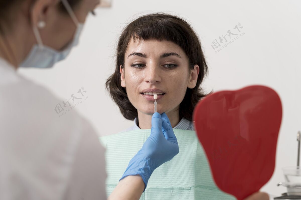 职业女病人在牙科诊所照镜子面罩雇员横向