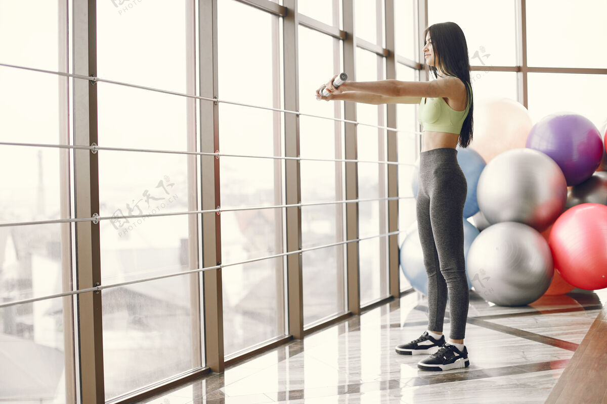 设备大健身房运动生活方式健美的身体运动员肌肉运动装