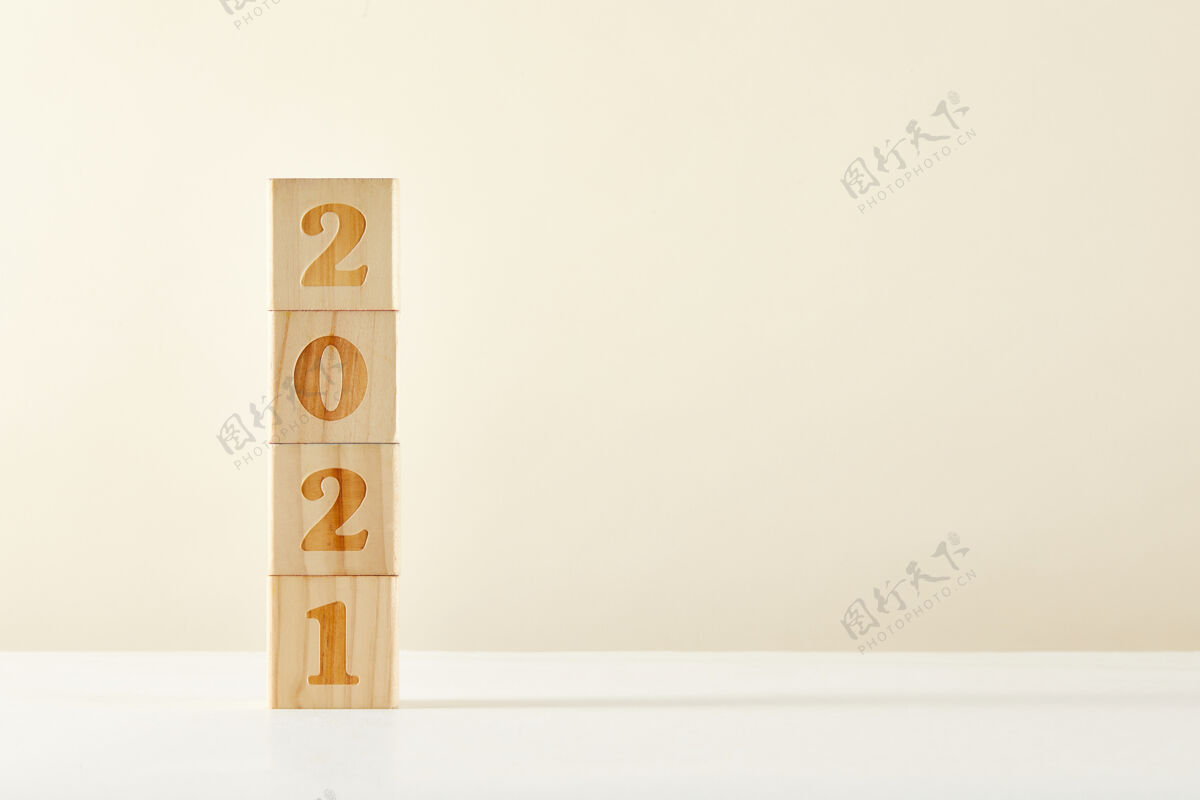 概念新的一年的概念-木立方体与数字2021进步区块开始