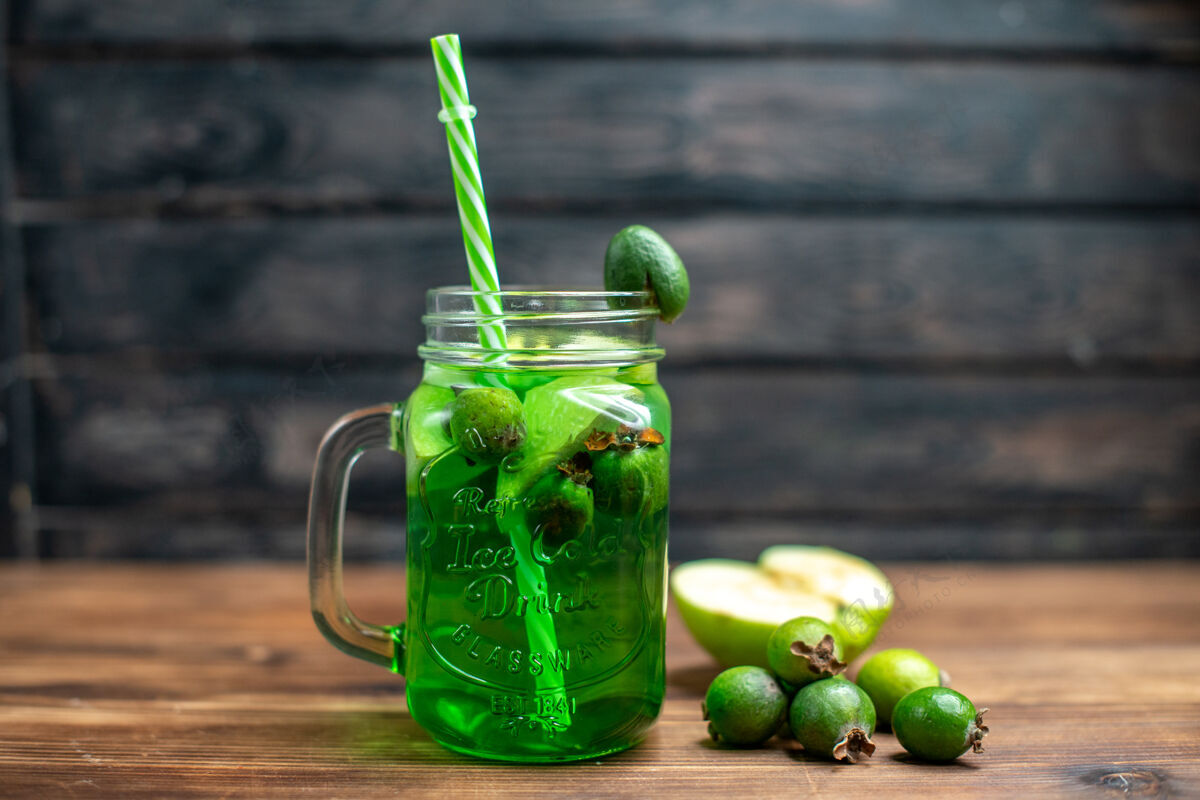 玻璃前视绿色菲乔果汁内罐上深色吧水果色照片鸡尾酒饮料鸡尾酒液体果汁