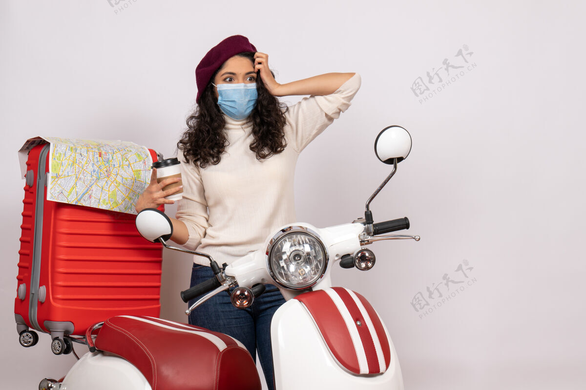 摩托车前视图年轻女性骑着自行车拿着咖啡在白色背景色covid-流行性摩托车飞行病毒速度车辆坐着病毒年轻女性