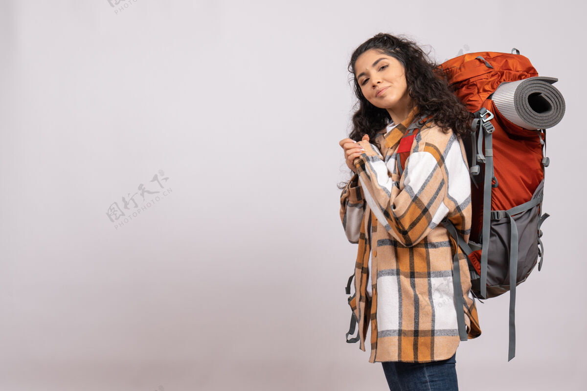 空气正面图年轻女子背着背包在白色背景校园徒步旅行度假山林空气成人背包校园