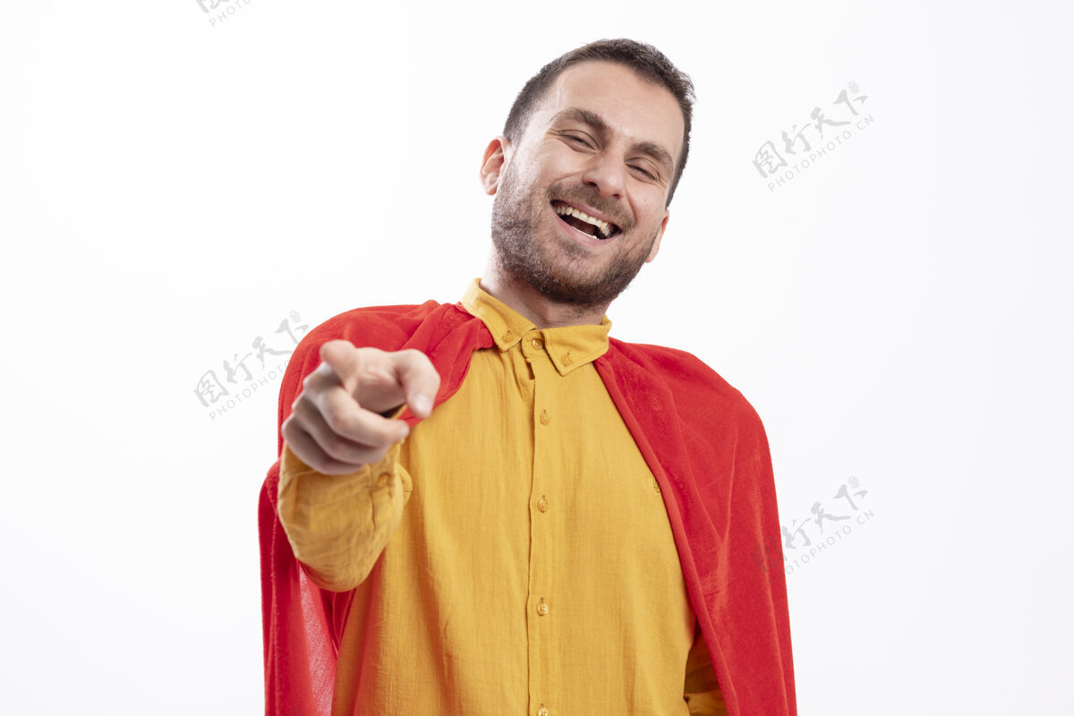 人类快乐的高加索超级英雄穿着红色斗篷看着镜头斗篷点欢乐