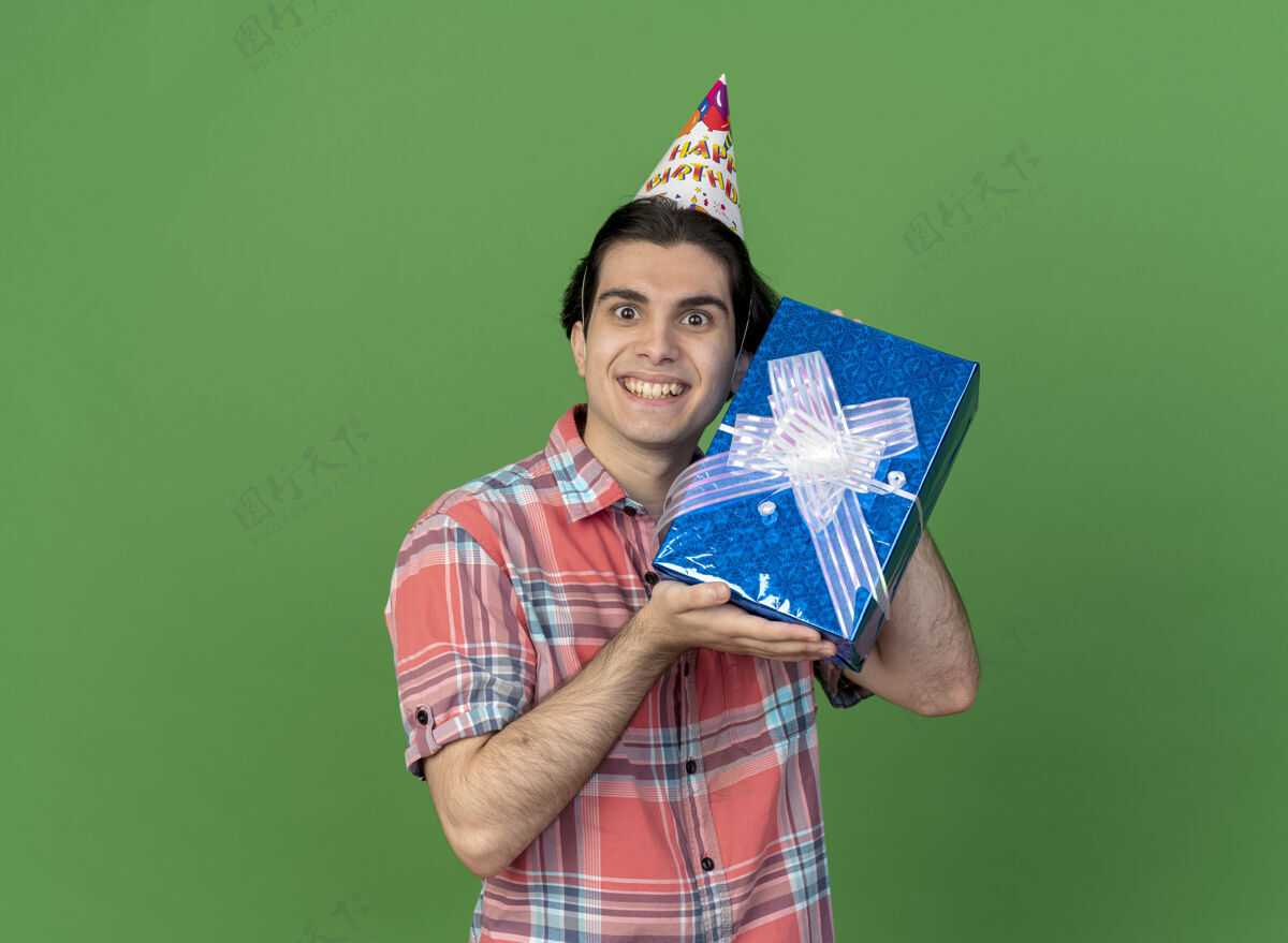持有高加索帅哥戴着生日帽手持礼盒兴奋不已生日复制礼物