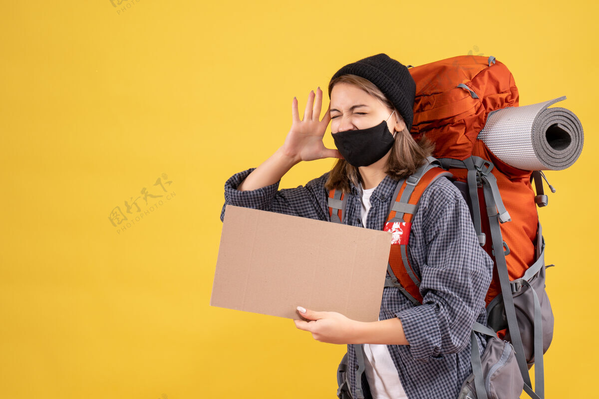 面具一个戴着黑色面具 背着硬纸板的旅行女孩纸板黑色成人