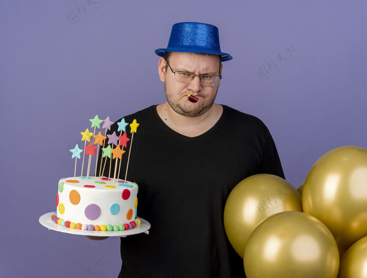 紫色失望的成年斯拉夫人戴着眼镜 戴着蓝色派对帽 手持氦气球 手持生日蛋糕 吹着派对哨子氦男人斯拉夫