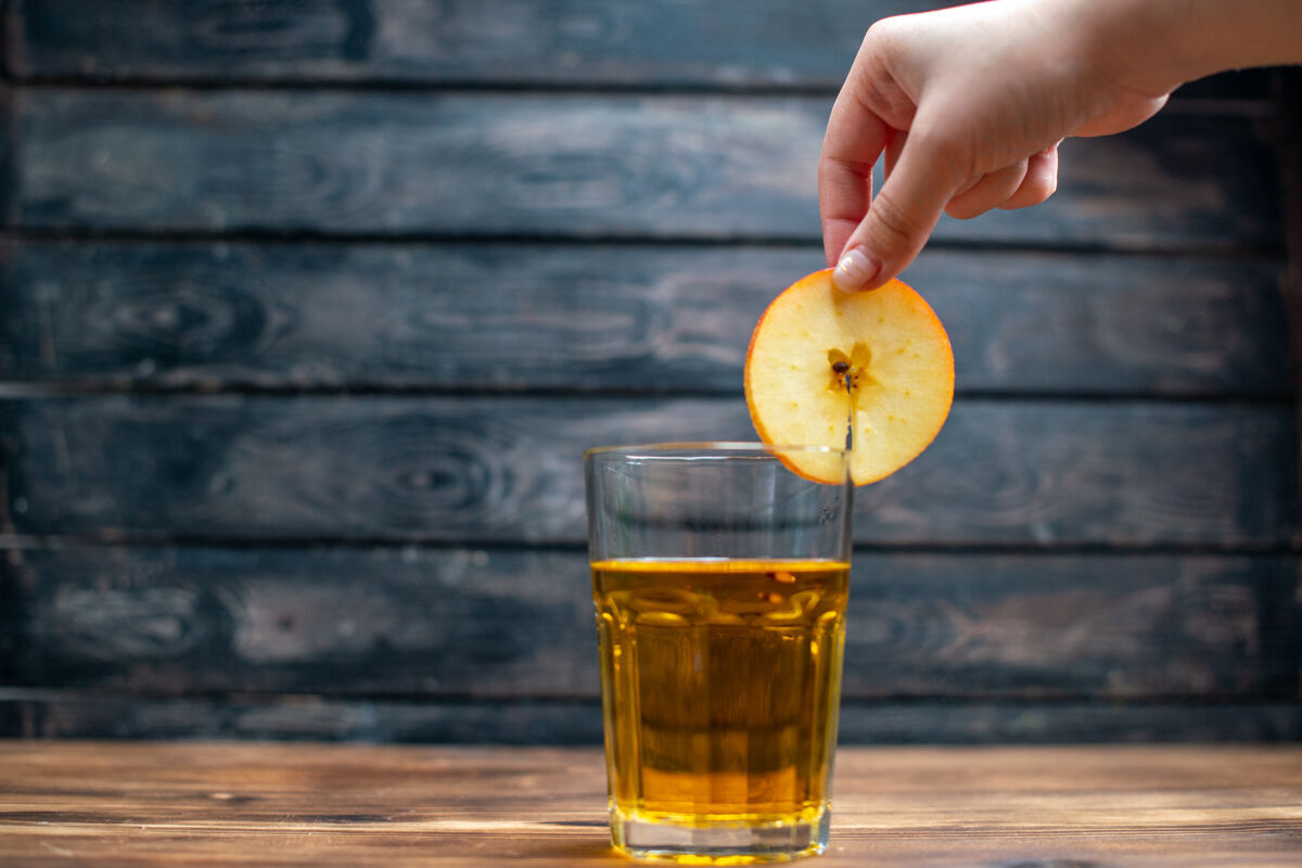 酒精前视图新鲜的苹果汁在黑暗的饮料鸡尾酒酒吧水果颜色的玻璃内鸡尾酒刷新啤酒