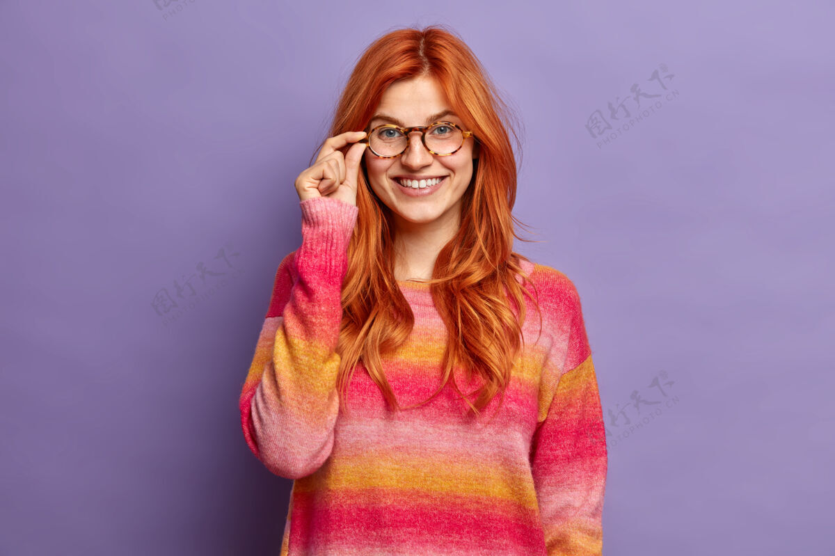 积极特写年轻红发女子的手势微笑肖像人