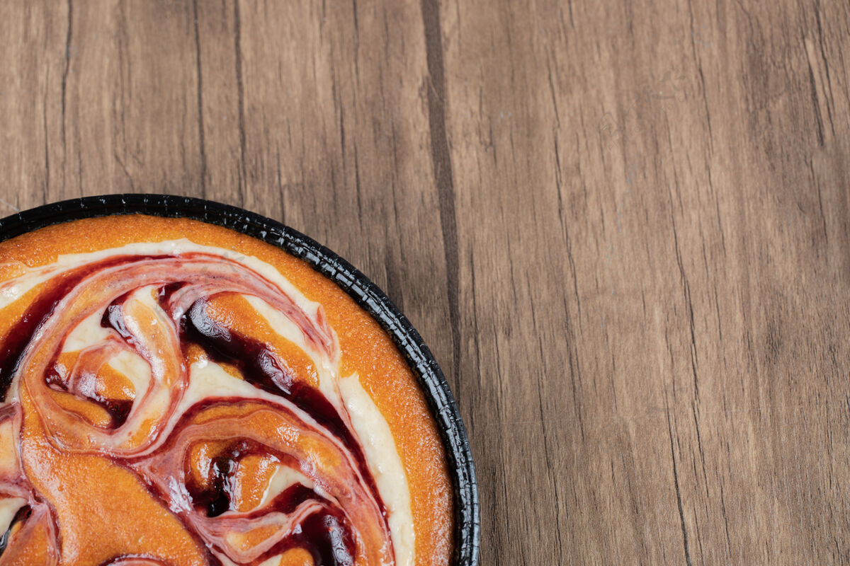 咖啡馆黑色金属锅上的草莓派健康面包房香草