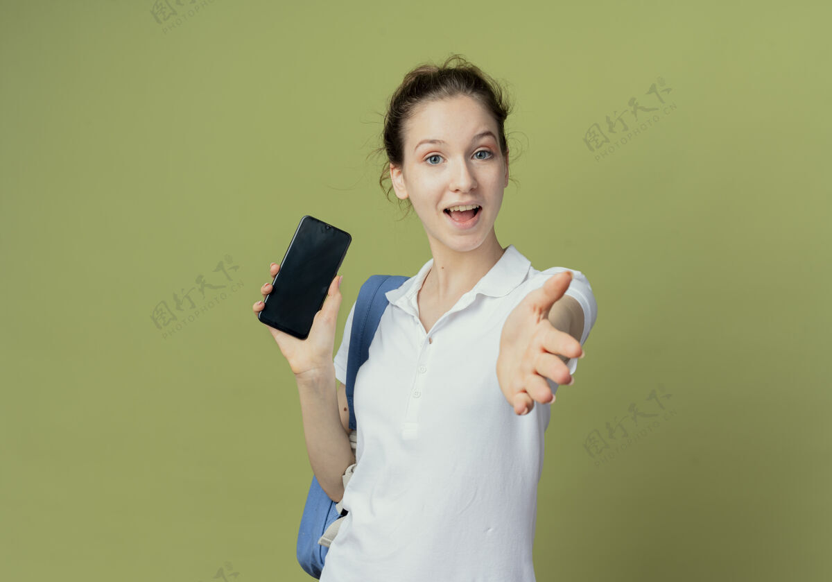 学生印象深刻的年轻漂亮的女学生穿着背包拿着手机 伸出手来女背手机