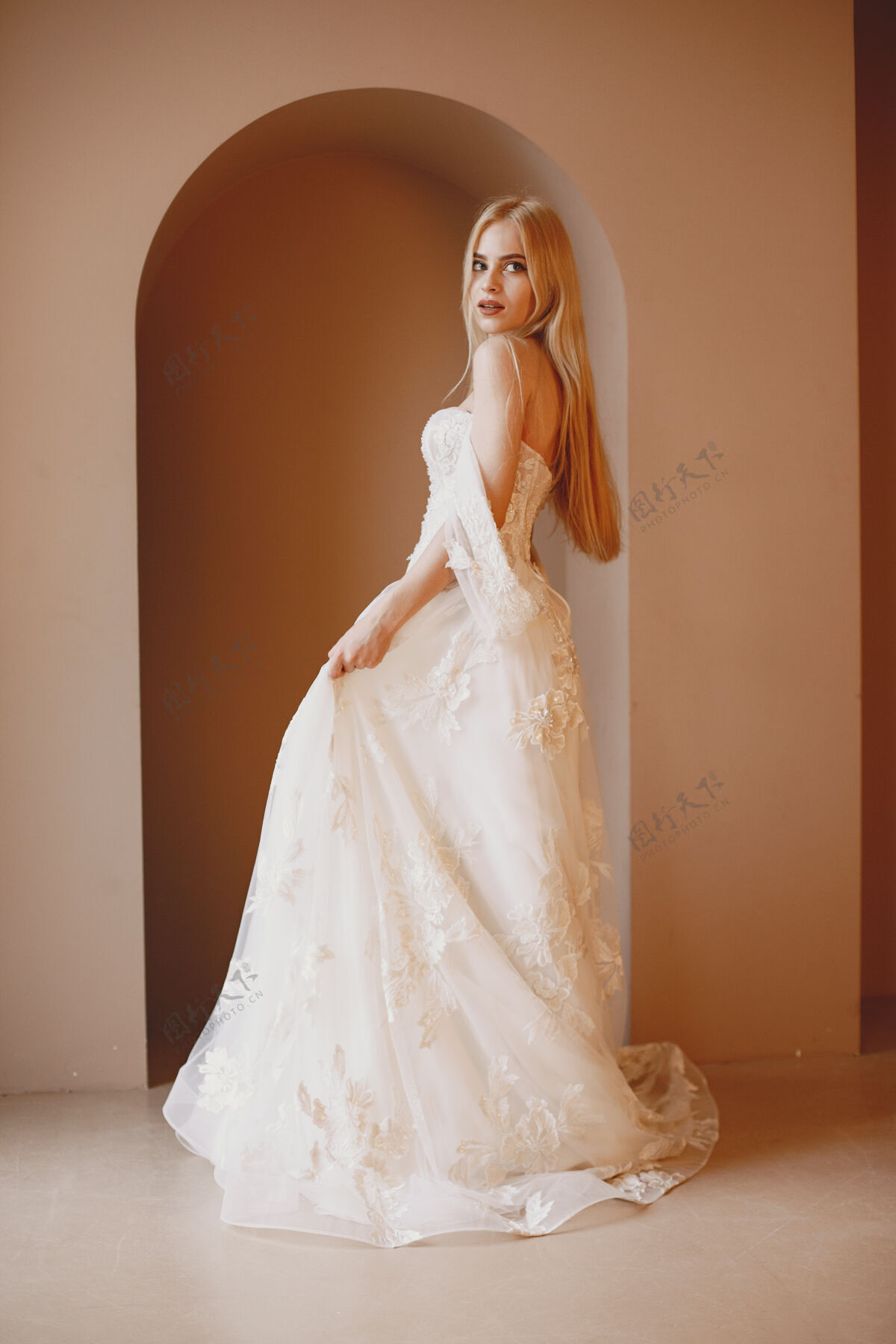 白色美丽的模特 婚纱蕾丝裙 新娘妆和发型长纺织品成人