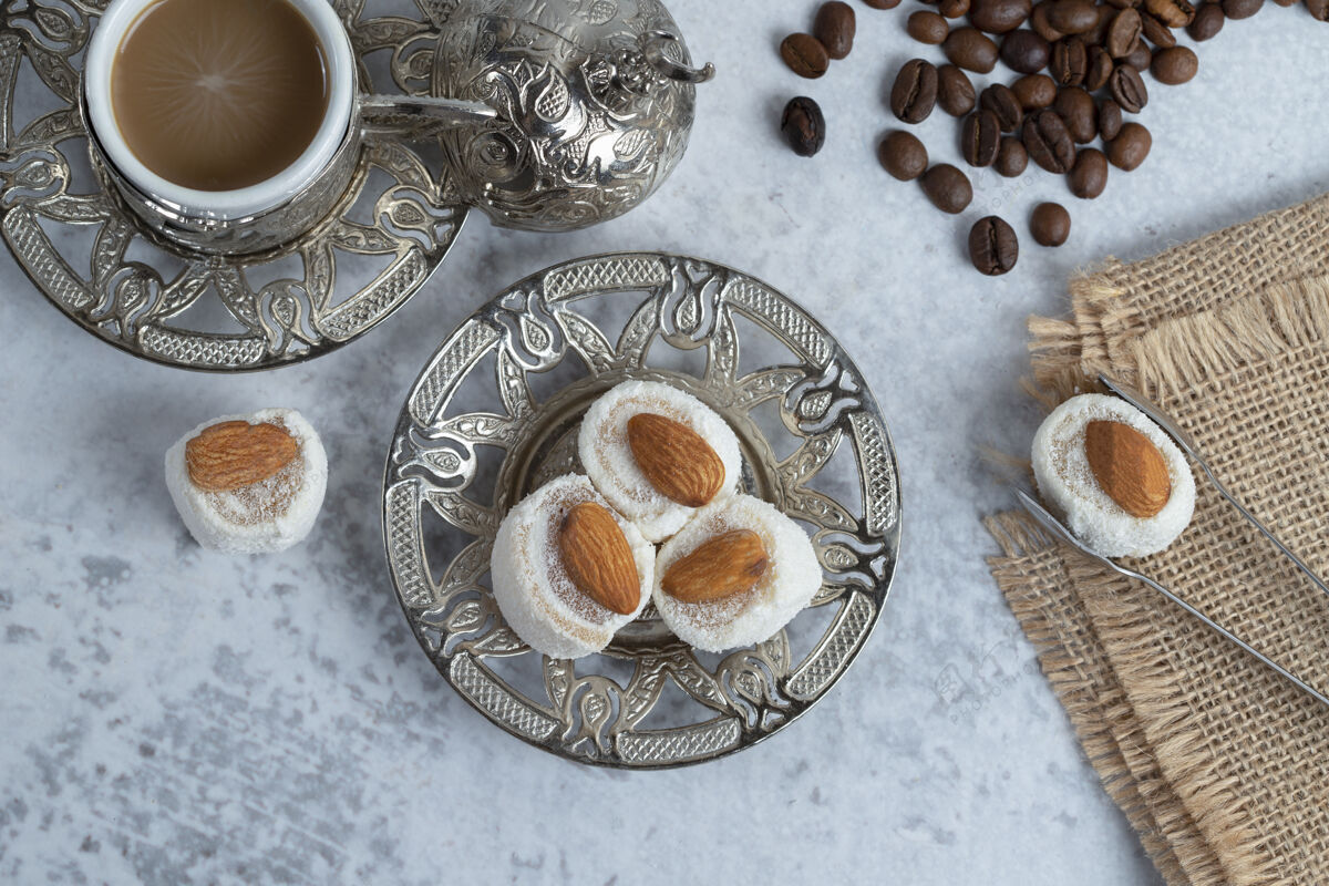 美味土耳其喜悦杏仁和椰子放在盘子里高品质的照片糖果坚果果冻
