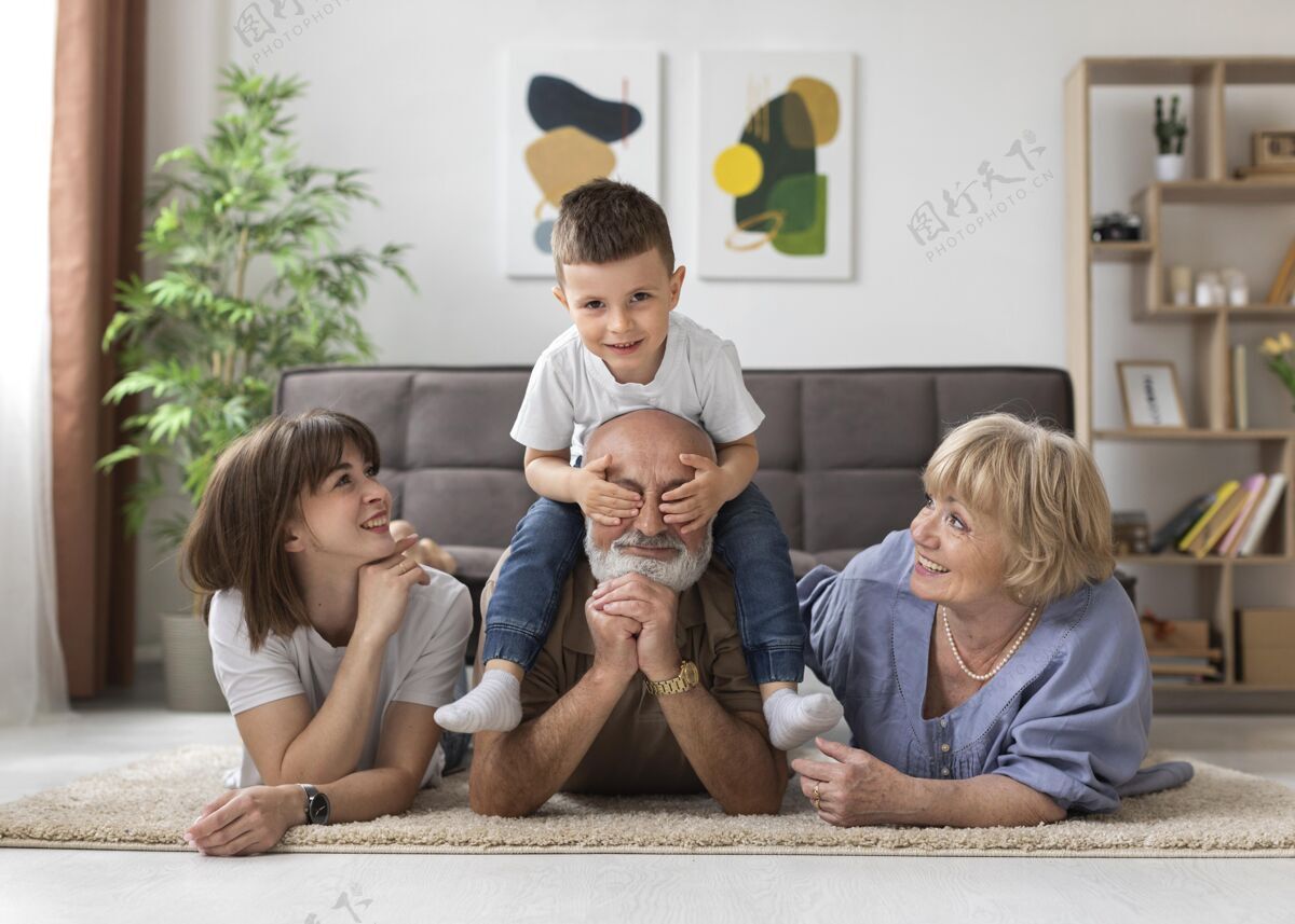 生活方式全拍幸福家庭在地板上老人退休老人