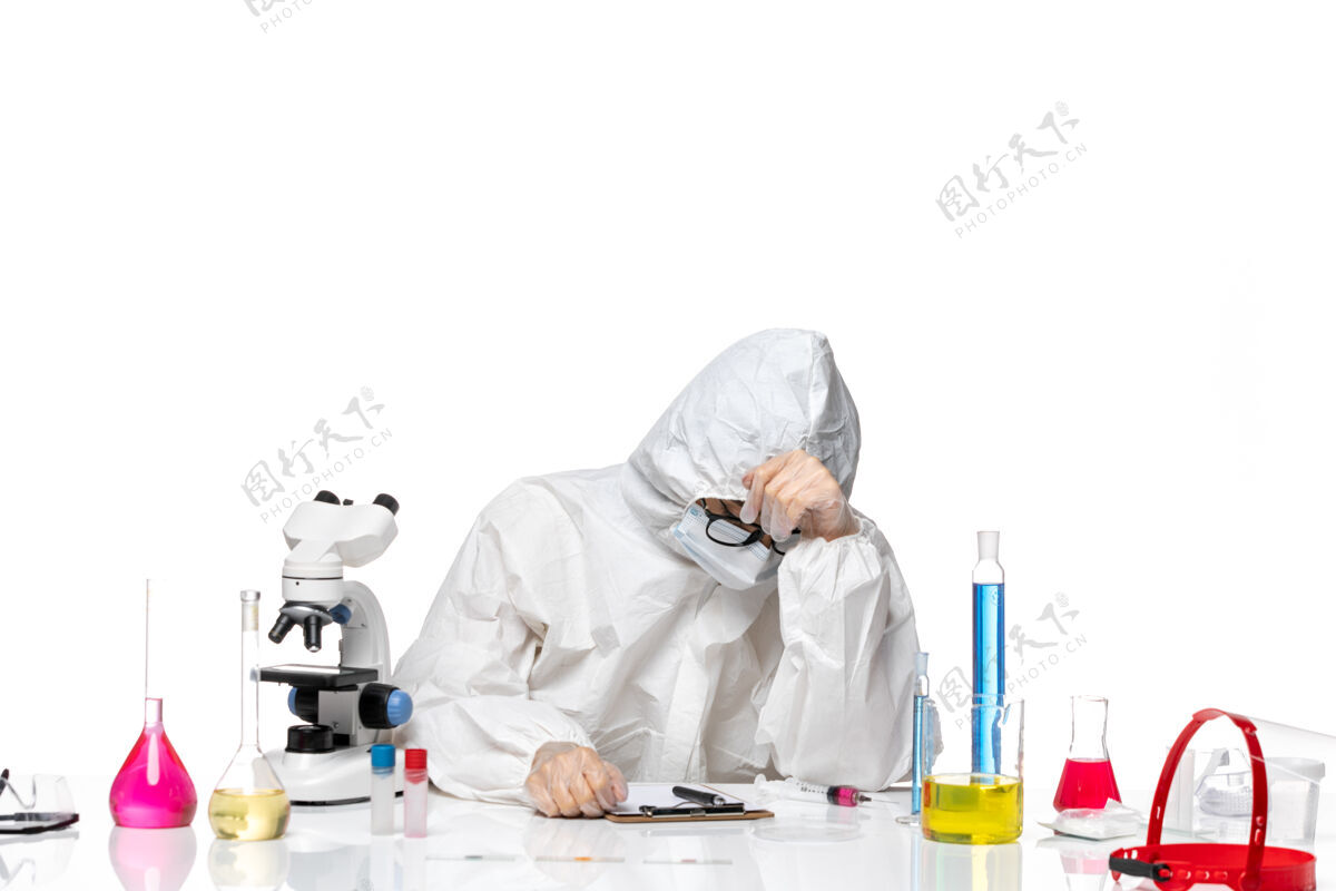 病毒正面图年轻的女化学家穿着特殊的防护服 在白色背景上感到疲惫病毒实验室共价化学健康人医学实验室