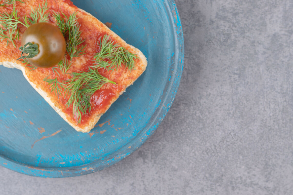 糕点在大理石表面放着烤面包的木盘绿色面包蔬菜