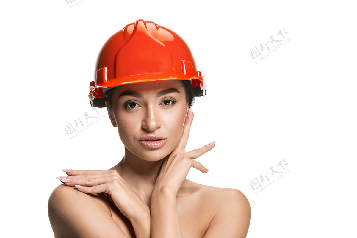 建筑师戴着橙色头盔的自信快乐女工画像公司工程商业