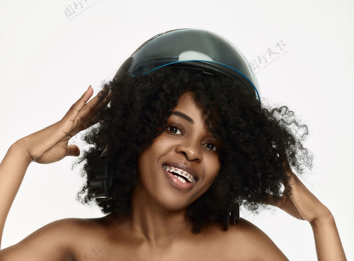 女人白色工作室墙上戴着摩托车头盔的美女肖像美女非洲女性