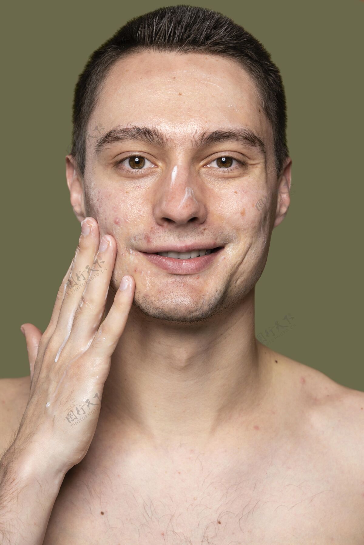 健康年轻人自信满面青春痘的写真护理肖像皮肤