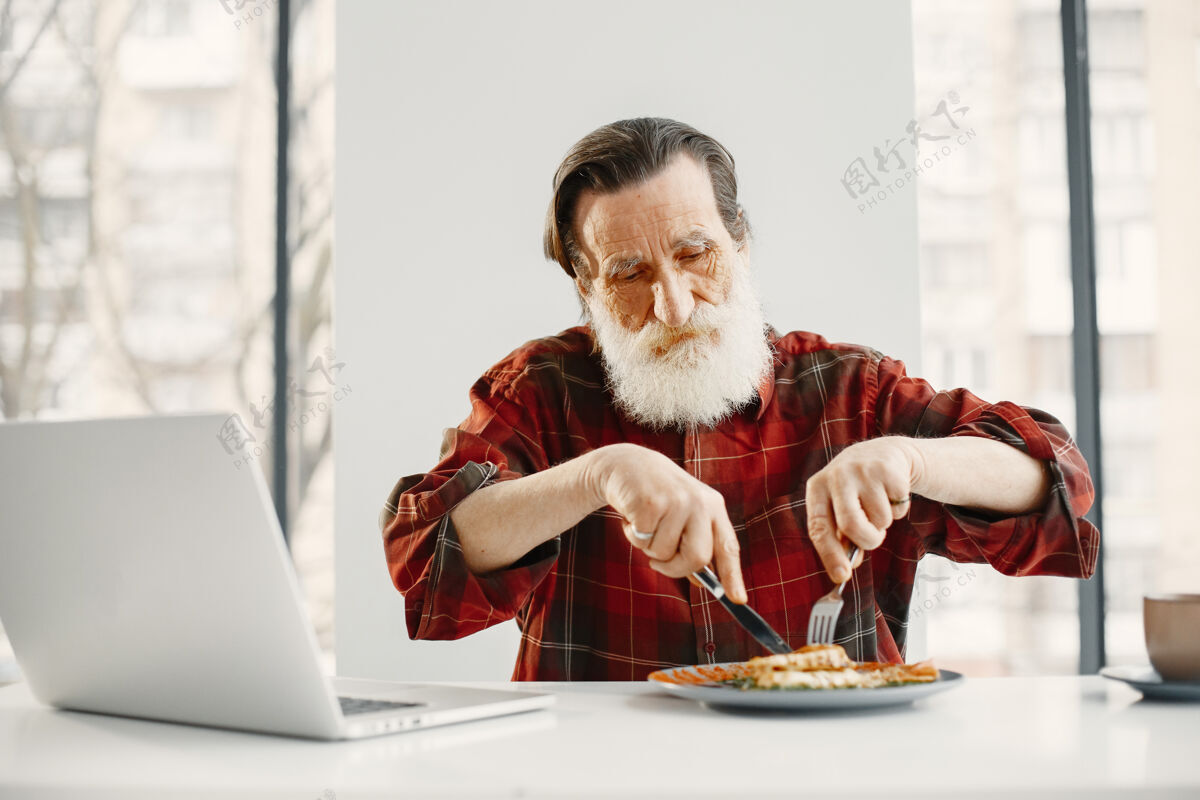 快乐休闲老人吃饭桌上放笔记本电脑美味的直升机餐吃饭咖啡午餐