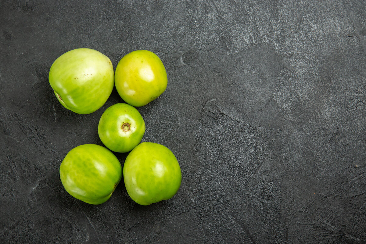 葡萄顶视图绿色西红柿在黑暗的表面蔬菜食品有机