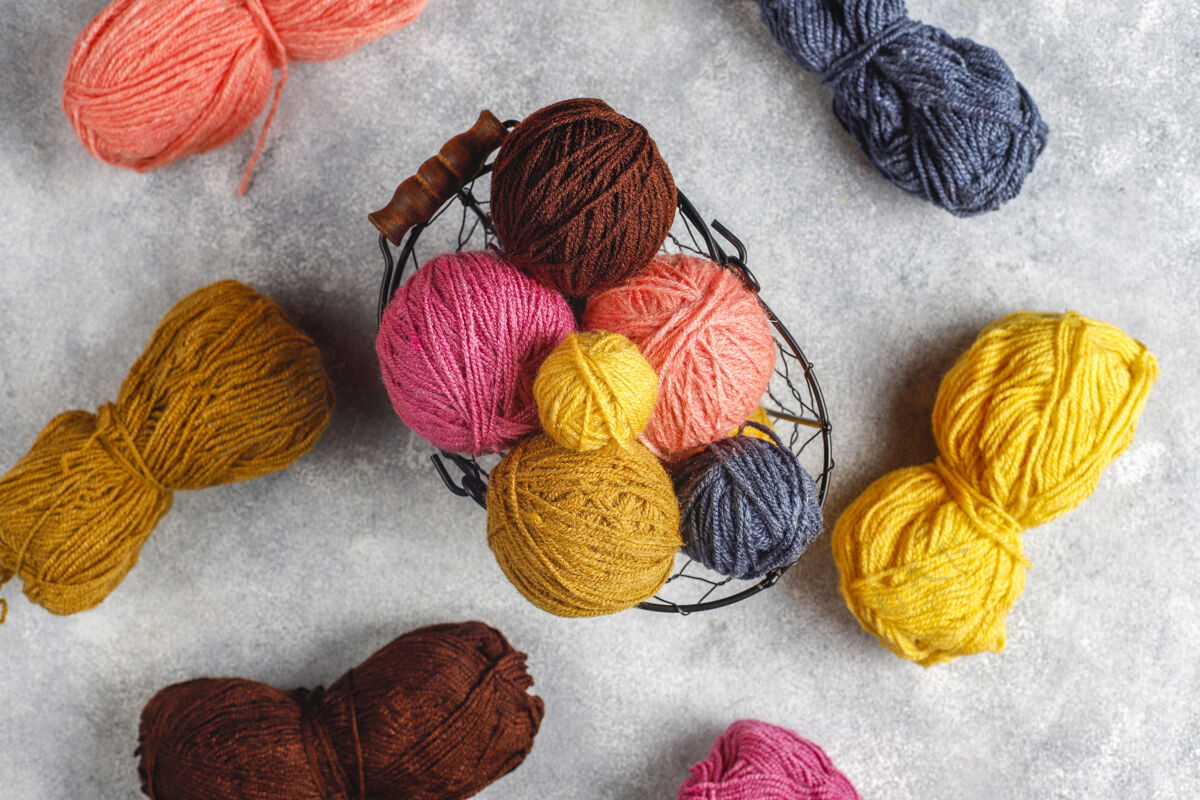 缝用针线编织成不同颜色的纱线球爱好护理针织针