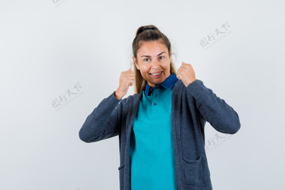 女性在演播室里摆造型的年轻女孩女士年轻手势