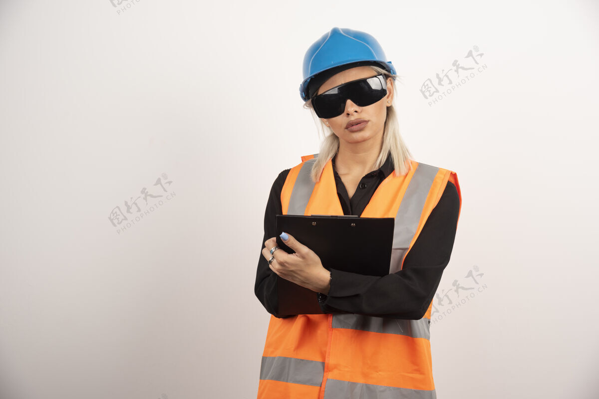 女孩戴着护目镜拿着剪贴板的女建筑工人高质量的照片女性制服建筑工人