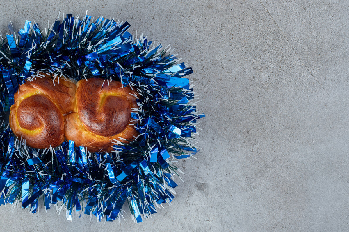 花环甜甜的面包裹着大理石上的蓝色花环糕点甜点小吃