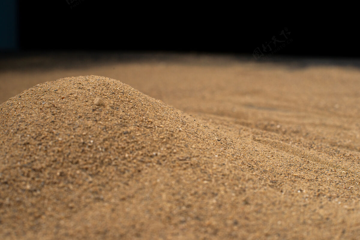泥土黑色墙壁上的棕色沙子表面石头棕色质地