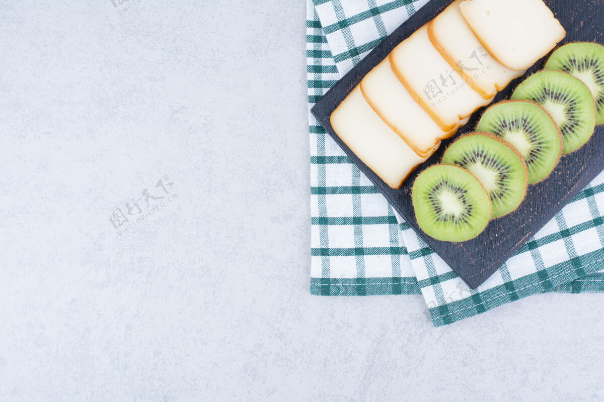 健康一块深色的木板 上面放着切片面包和新鲜的猕猴桃食物甜点面包