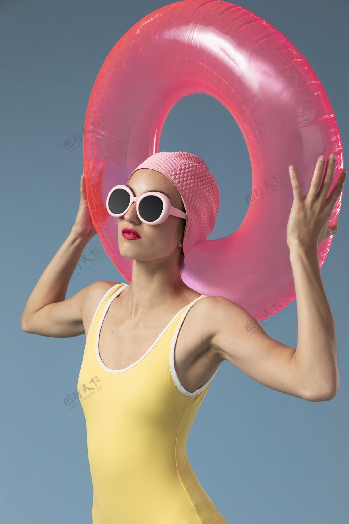 夏天穿泳衣戴游泳圈的女人模特女性泳装