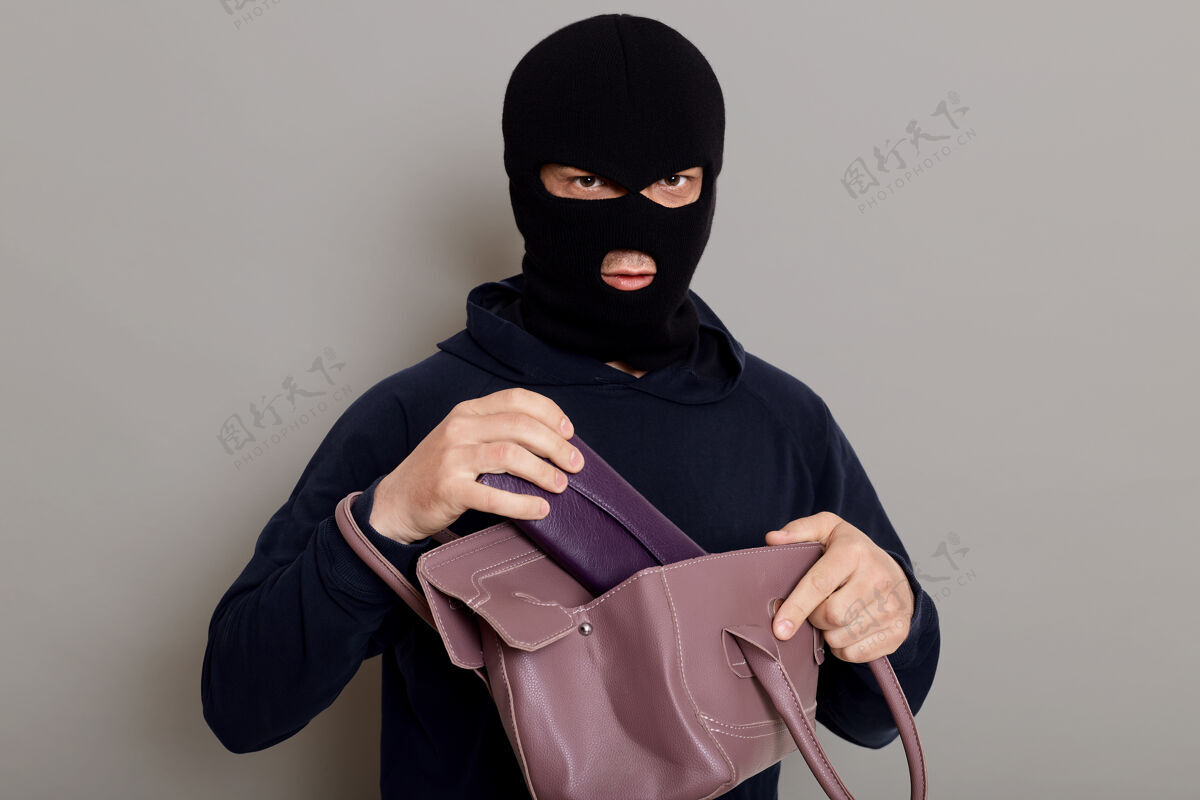 面具一个小偷从偷来的包里拿走了一个钱包危险暴力歹徒