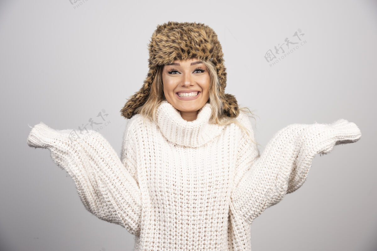 女士戴着冬帽的女人开心地笑着休闲舒适女士