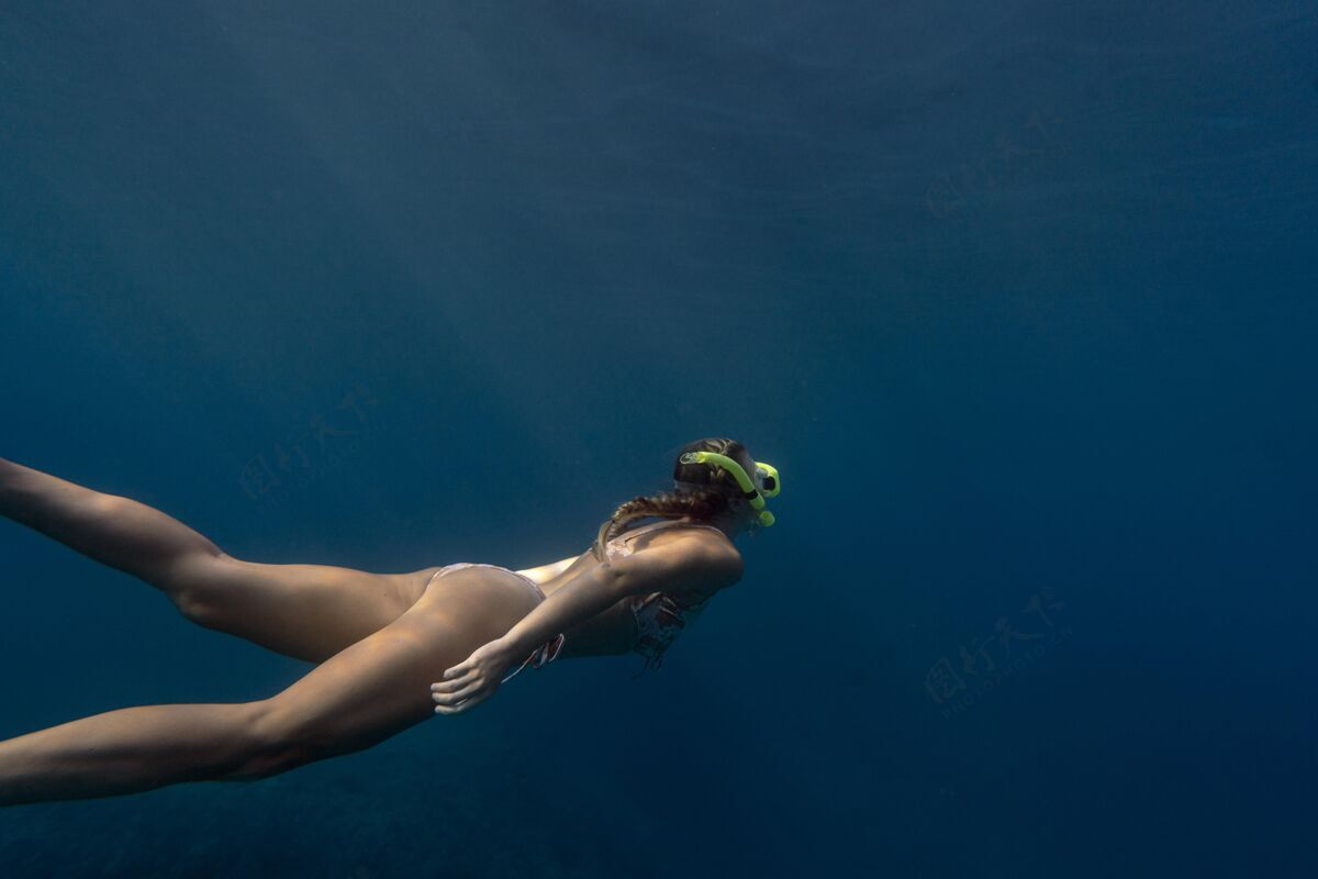 水下戴着潜水器在海里游泳的女人潜水水上水肺潜水