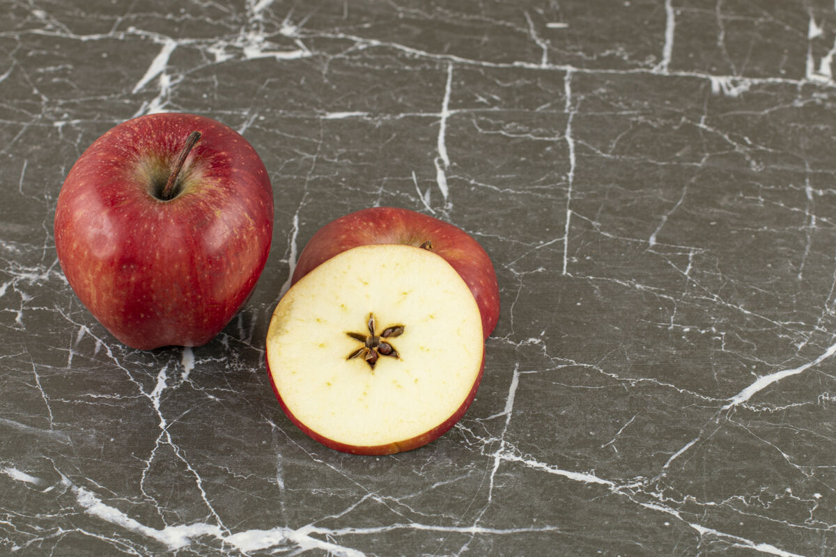天然新鲜的全苹果或切片的特写照片收藏滴食品