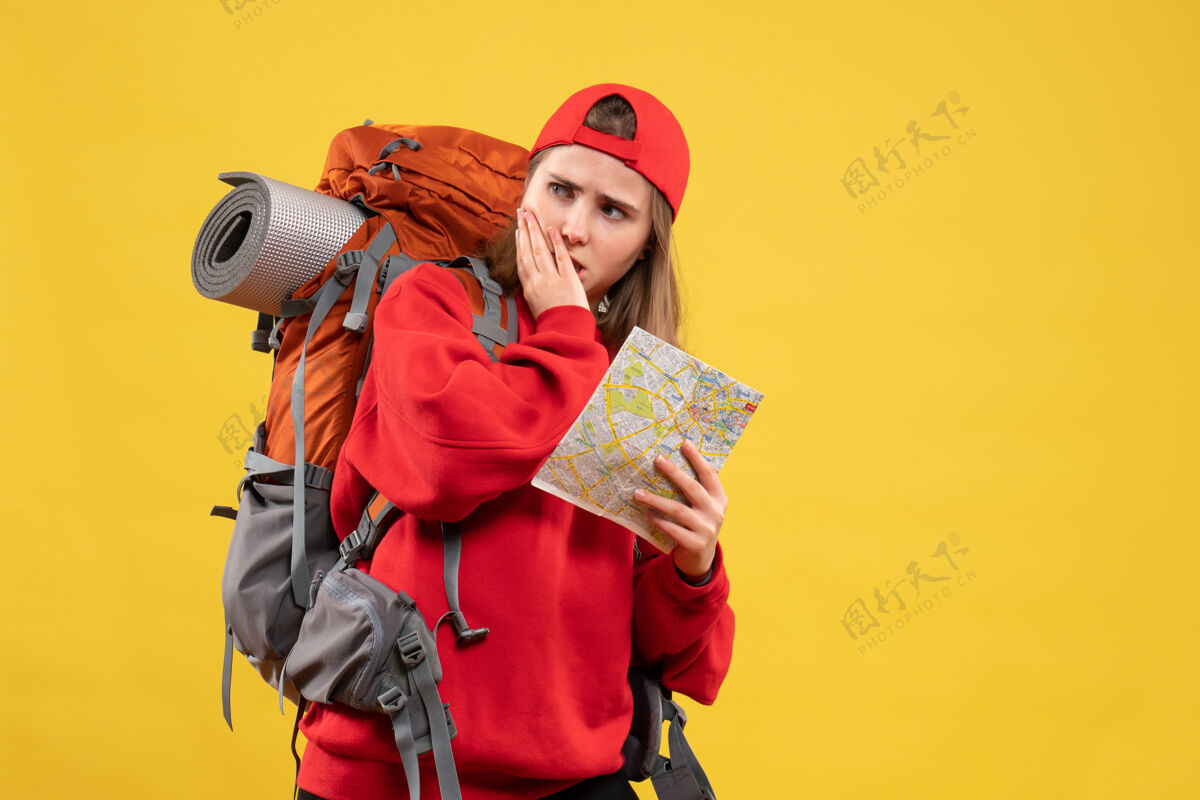 奇迹正面图漂亮的女旅行者背着背包拿着地图纳闷乐趣前面成人