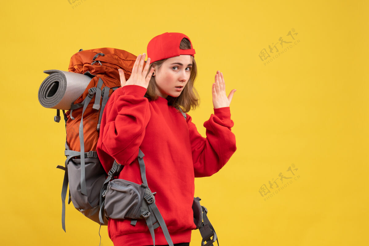 成人正面图漂亮的女旅行者带着背包前面快乐帽子