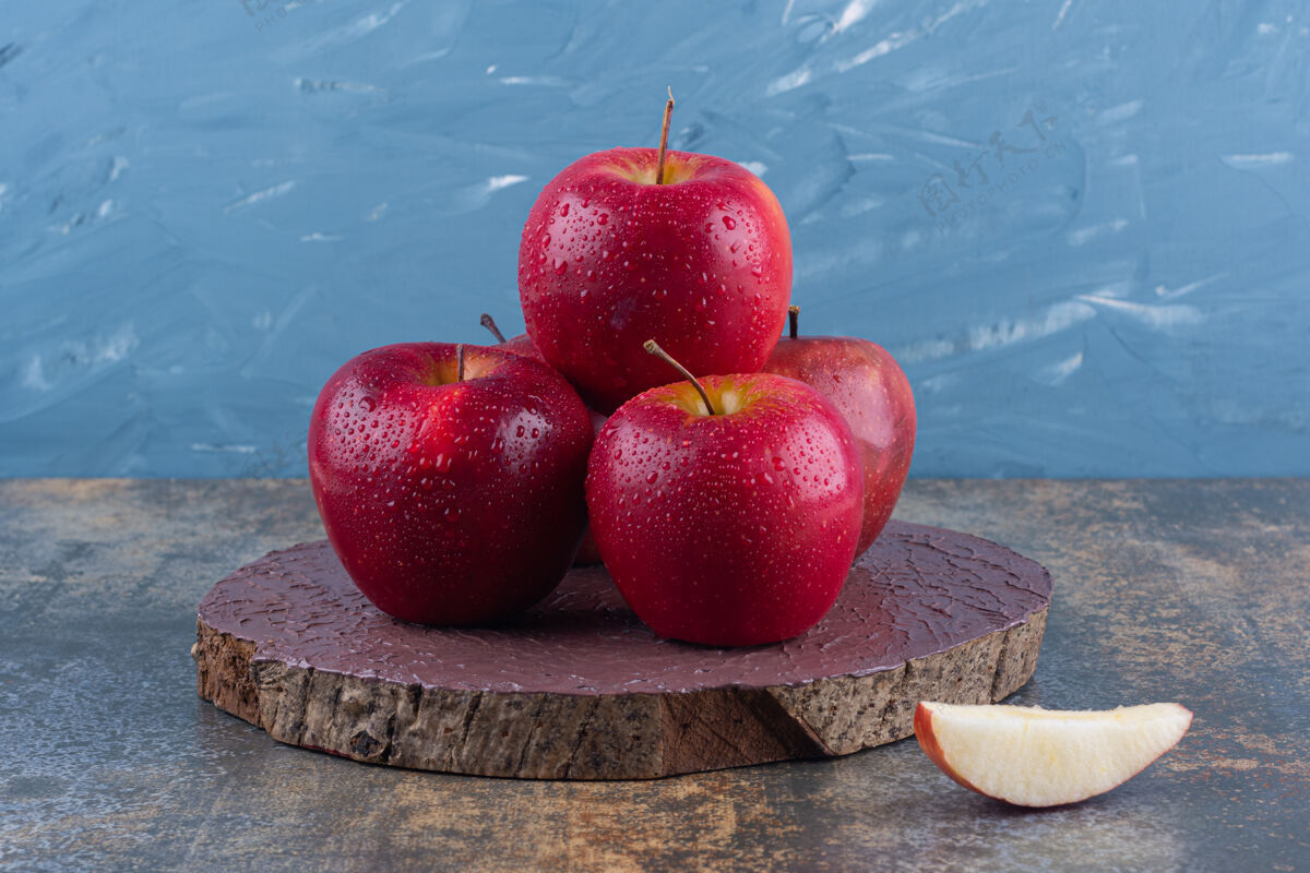 可口美味的红苹果放在木板上美味水果整个